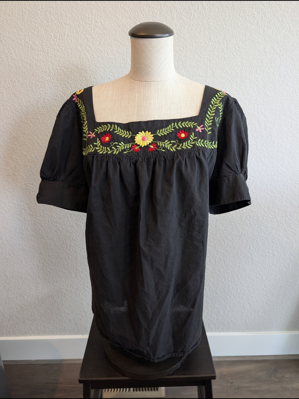 Torrid Sz 2 Black Peasant Boho Blouse with Floral Embroidery
